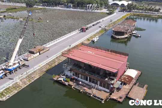 Hà Nội: Tháo dỡ du thuyền bỏ hoang tại Hồ Tây