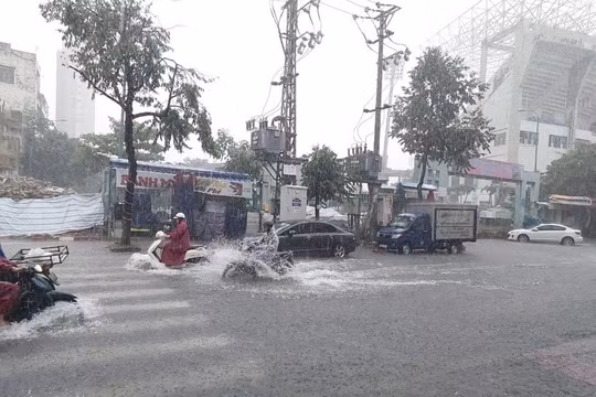 Mưa trắng trời, nhiều tuyến đường ở Đà Nẵng ngập sâu trong nước