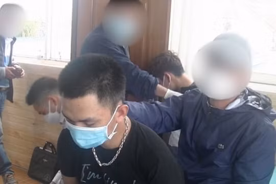 Đột kích khách sạn, bắt giữ 3 kẻ đang “phê” ma túy và mang theo súng