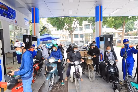 Ngân hàng Nhà nước yêu cầu đảm bảo vốn cho doanh nghiệp nhập khẩu xăng dầu