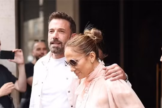 “Người dơi” Ben Affleck tình tứ sánh bước bên Jennifer Lopez