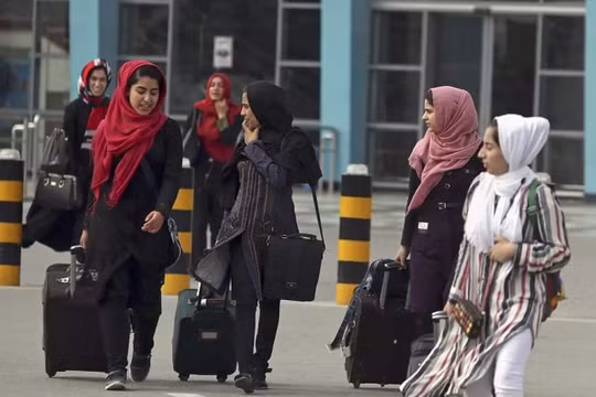 Taliban cấm phụ nữ Afghanistan đi máy bay mà không có nam giới đi kèm