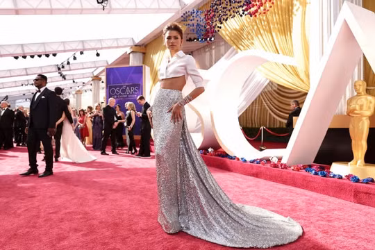 Lễ trao giải Oscar 2022: Tưng bừng màn khoe sắc của các sao Hollywood