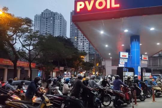 Người dân xếp hàng dài chờ “đầy bình” do lo xăng tăng giá