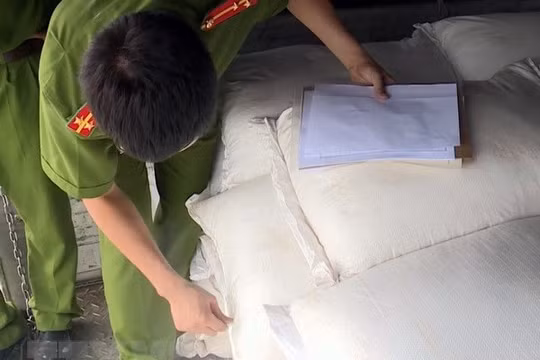 Tạm giữ 24 tấn đường cát có dòng chữ nước ngoài để điều tra làm rõ