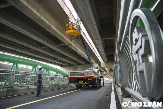 Cận cảnh cầu vòm sắt vượt hồ Linh Đàm trước ngày thông xe
