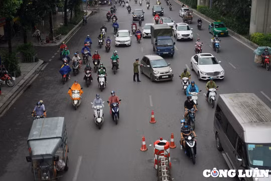 Giao thông lộn xộn trong ngày đầu phân làn đường Nguyễn Trãi, Hà Nội