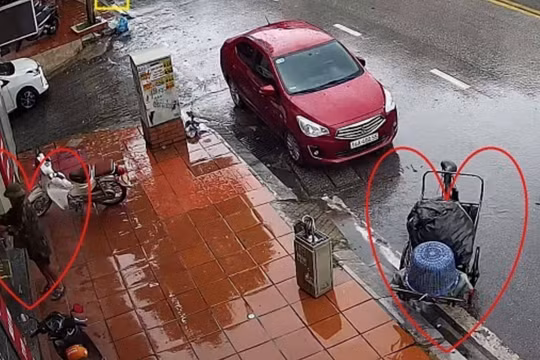 Xe đẩy xích lô không may đâm vào ô tô viết nên câu chuyện xúc động