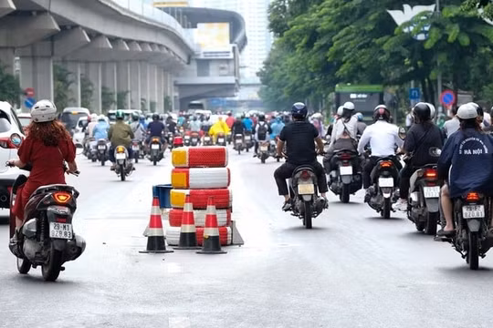 Giao thông vẫn hỗn loạn trong ngày đầu phân làn trên đường Nguyễn Trãi