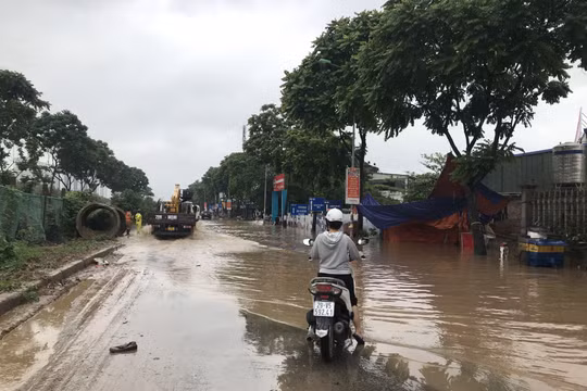 Đường gom Đại lộ Thăng Long ngập như sông, giao thông tê liệt