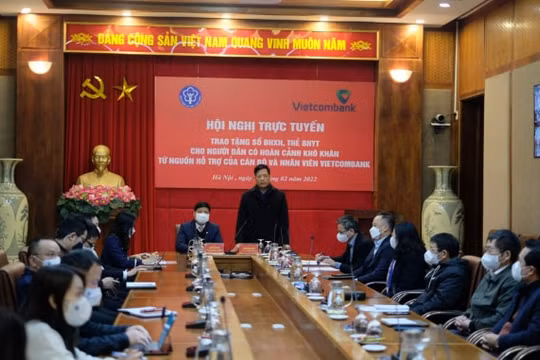 Trao tặng hơn 12 nghìn sổ BHXH, thẻ BHYT cho người dân có hoàn cảnh khó khăn