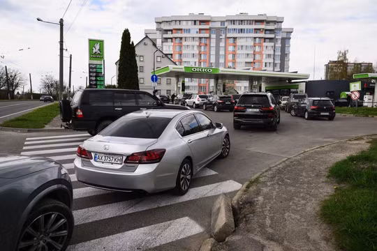 Người Ukraine lâm vào cảnh khốn đốn sau khi Nga tấn công các cơ sở hạ tầng nhiên liệu