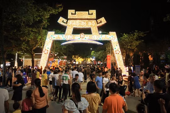 Khai trương tuyến phố đi bộ Thành cổ Sơn Tây, thúc đẩy thương mại, dịch vụ, du lịch