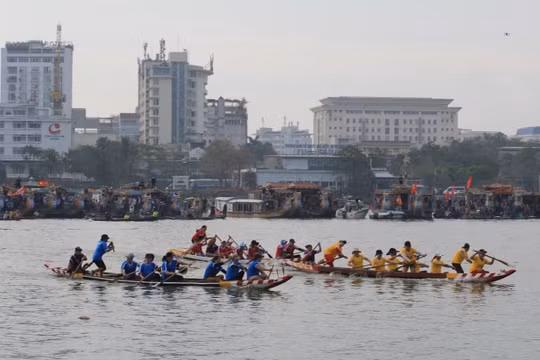 Huế: 500 vận động viên tranh tài Giải đua ghe trên sông Hương
