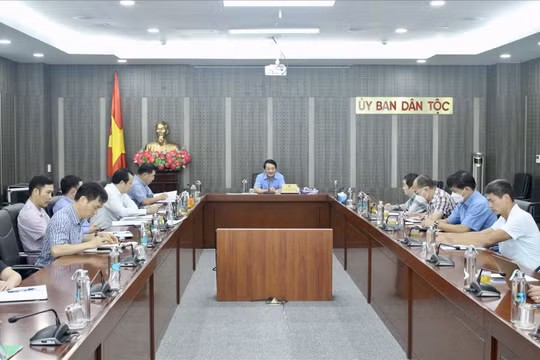 Bộ trưởng, Chủ nhiệm Hầu A Lềnh nghe báo cáo tiến độ, kết quả xây dựng một số Thông tư của UBDT