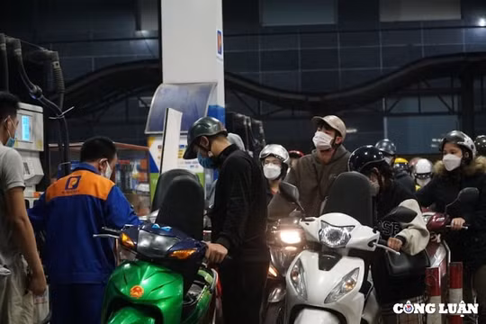 Hà Nội: Người dân tiếp tục xếp hàng dài tại cây xăng chờ đổ đầy bình, đầy thùng