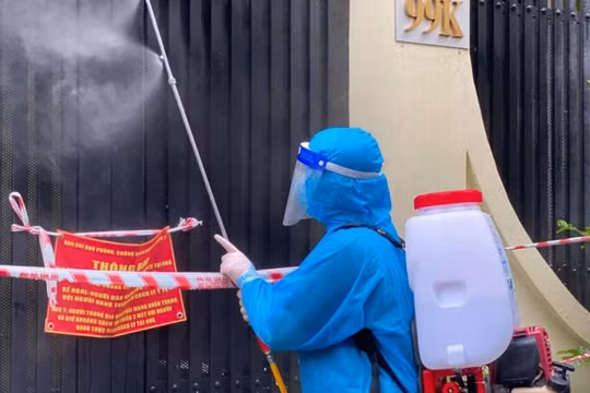 Hà Nội: F0 tăng cao, dịch vụ phun khử khuẩn nhà “đội giá”