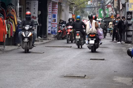 Hoàng Mai (Hà Nội): Đường Định Công Thượng chằng chịt hố ga, hố kỹ thuật gây nguy hiểm cho người đi đường