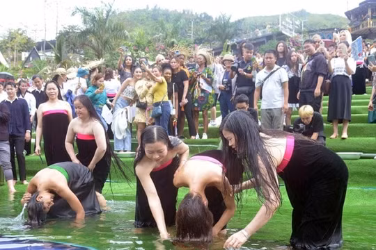Thí sinh Hoa hậu Du lịch thế giới trải nghiệm Lễ hội gội đầu của người Thái