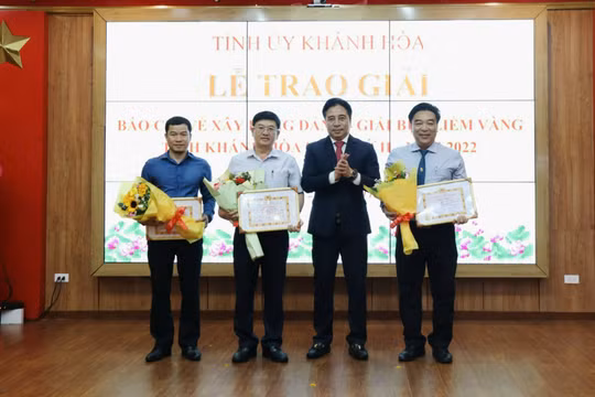 Trao Giải báo chí về Xây dựng Đảng tỉnh Khánh Hòa năm 2022