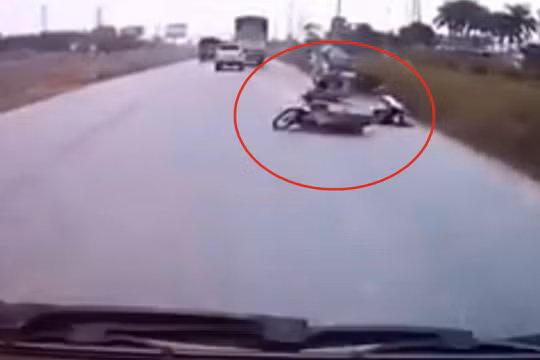 Ô tô hất văng 2 người đi xe máy rồi bỏ chạy