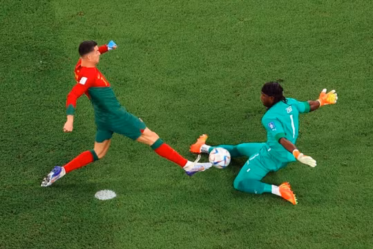 Ronaldo đi vào lịch sử trong ngày Bồ Đào Nha nhọc nhằn đánh bại Ghana