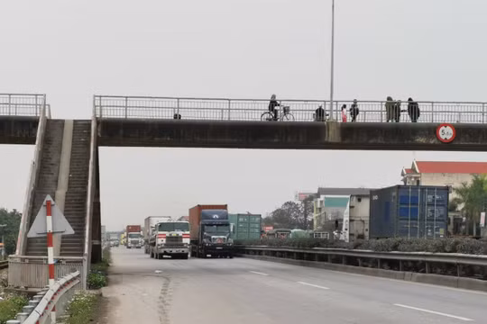 Khó khăn cải tạo, nâng cấp các cầu vượt trên Quốc lộ 5