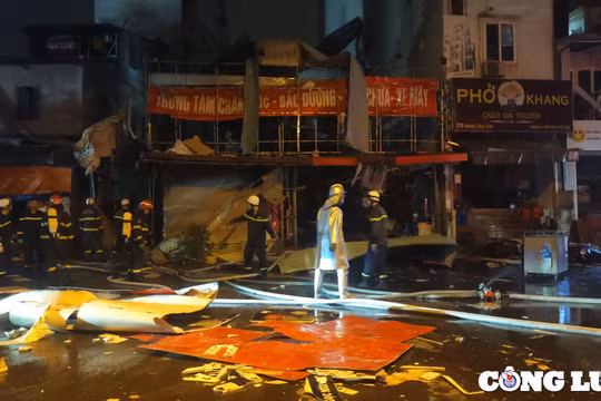 Hà Nội: Cháy lớn tại cửa hàng sửa xe máy trên phố Hoàng Công Chất
