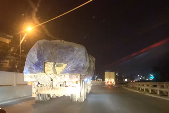 Thanh Hoá: Nguy hiểm rình rập từ xe chở đá tảng trên Quốc lộ