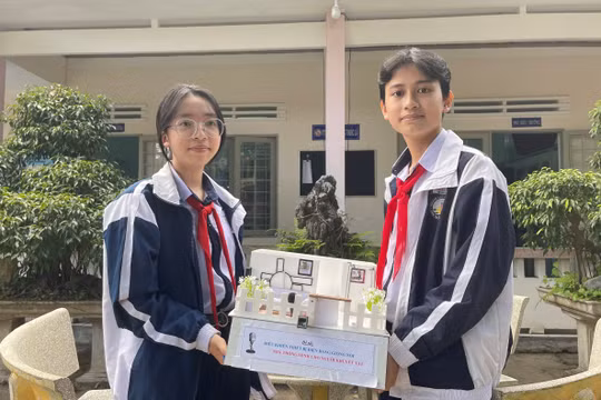 Hai học sinh lớp 9 sáng tạo nhà thông minh cho người khuyết tật điều khiển bằng giọng nói