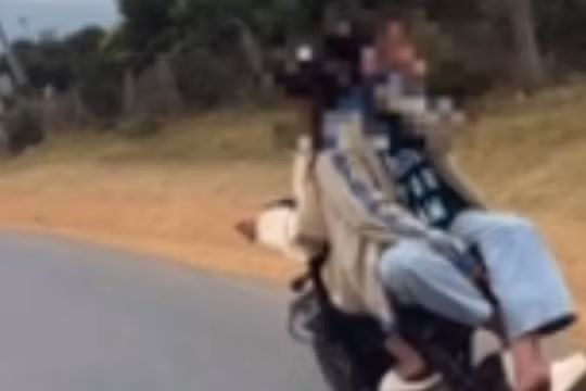 Cô gái trê gây sốc với cảnh ngồi vắt vẻo quay lưng sau xe máy điện