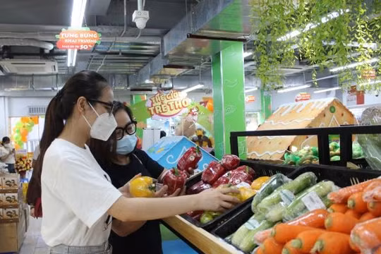 Thị trường mua bán hàng tiêu dùng sôi động trở lại sau 2 ngày nghỉ Tết