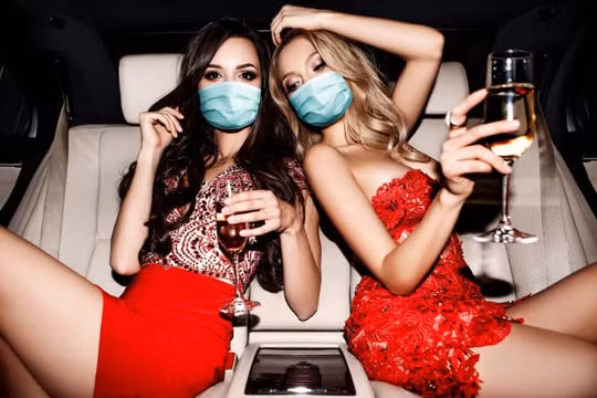 Khẩu trang giờ khiến bạn trông nóng bỏng hơn, đặc biệt là khẩu trang y tế