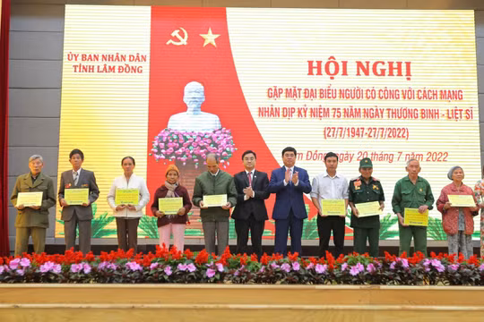 Nam A Bank tri ân những người có công với cách mạng