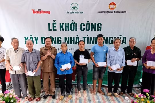 Báo Tiền Phong khởi công xây dựng nhà tình nghĩa và trao học bổng học sinh nghèo