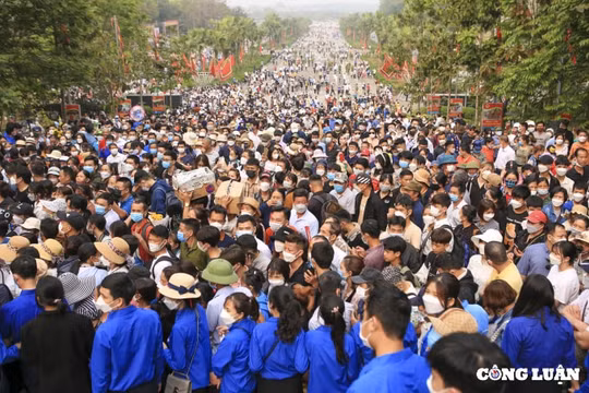 Hàng vạn người dân đổ về Đền Hùng, chen chân dâng hương giỗ Tổ