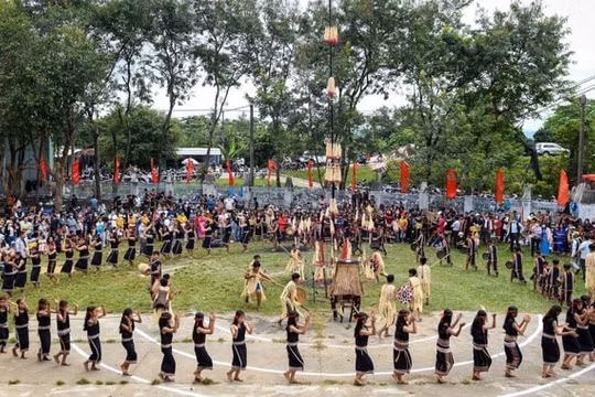 Học sinh Kon Tum thi trình diễn trang phục dân tộc thiểu số