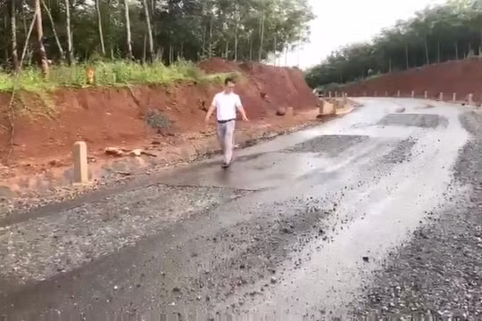 Hình ảnh chắp vá chằng chịt trên tuyến đường giao thông cấp bách 140 tỷ đồng ở Gia Lai