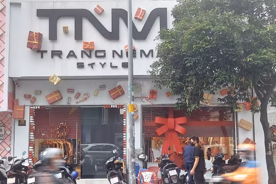 Cửa hàng Trang Nemo bị kiểm tra, hàng loạt túi, ví nhãn Gucci, Louis Vuition... đều có dấu hiệu là hàng giả