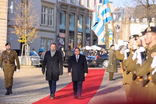Thủ tướng Xavier Bettel chủ trì lễ đón chính thức Thủ tướng Phạm Minh Chính thăm Luxembourg