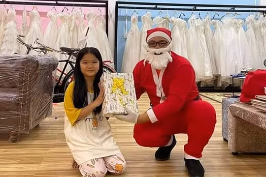 Dịch vụ ông già Noel tới tận nhà tặng quà hút khách mùa Giáng sinh