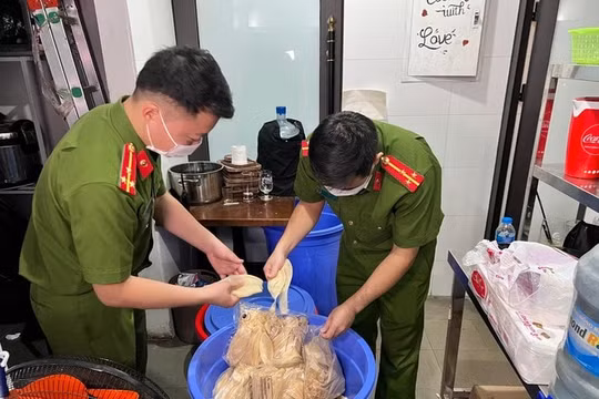 Thu giữ 14 bình "khí cười" trong quán bar ở phố cổ
