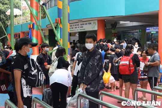Ngày Quốc tế thiếu nhi 1/6: Công viên Đầm Sen đông nghẹt, Dinh Độc Lập lác đác người