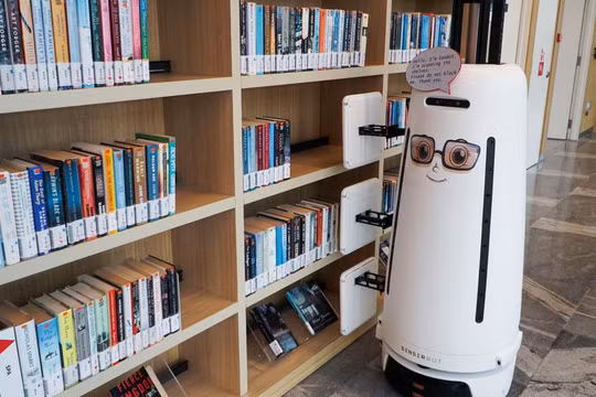 Lao động robot của Singapore làm đủ các vị trí từ nhân viên pha chế đến thanh tra viên