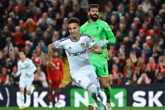 Liverpool thua đau đội xếp hạng 19 ngay tại sân Anfield