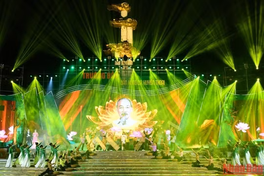 Xúc động, tự hào chương trình nghệ thuật 'Truông Bồn - Bản hùng ca huyền thoại'