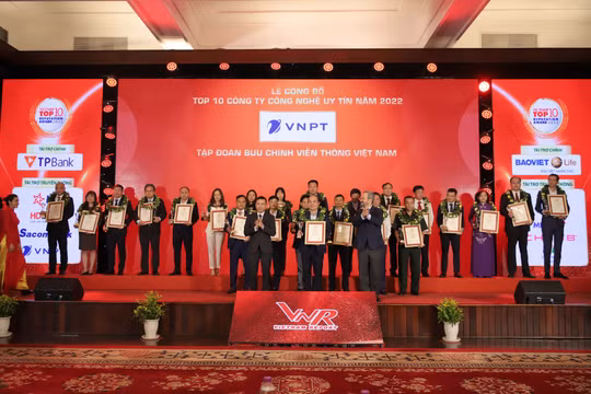 VNPT và VinaPhone tiếp tục lọt top 10 công ty công nghệ thông tin – viễn thông uy tín năm 2022
