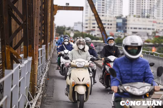 Hà Nội: Trời rét 15 độ C, người dân áo ấm kín cổ ra đường