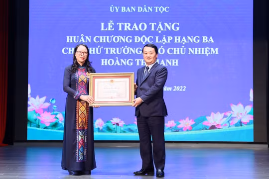Trao Huân chương Độc lập hạng Ba và Quyết định nghỉ hưu cho Thứ trưởng, Phó Chủ nhiệm UBDT Hoàng Thị Hạnh