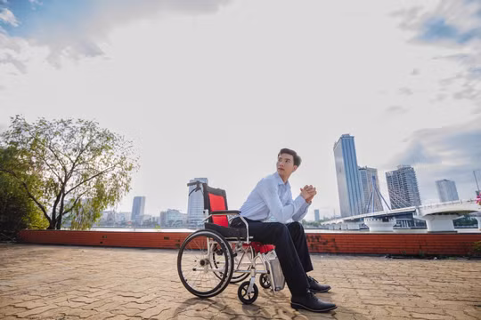 Thạc sĩ tâm lý dùng “đôi chân vô hình” bước qua nghịch cảnh, truyền động lực cho sinh viên